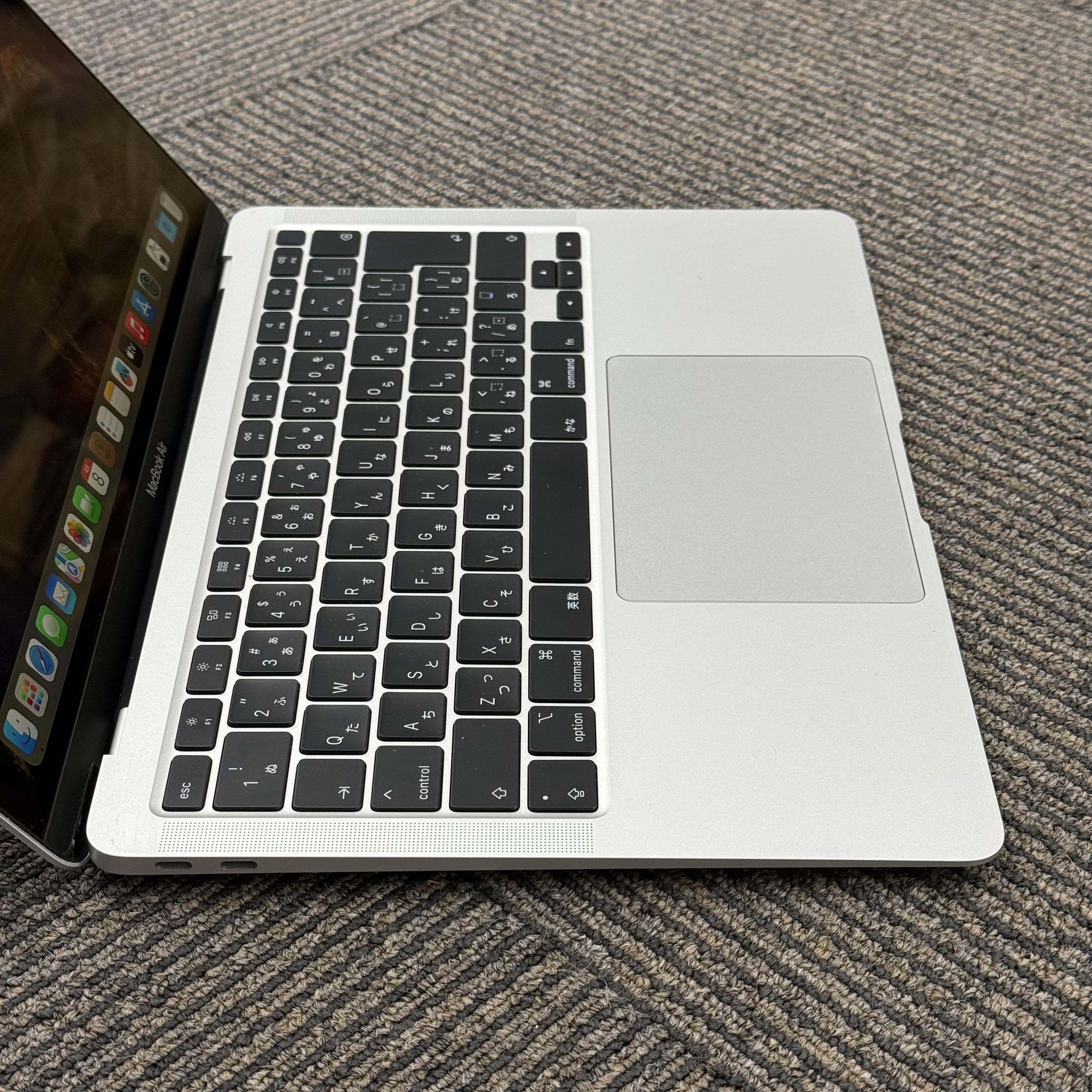 Macbook Air 13-inch Silver 2020 Core i3/RAM 8GB/SSD 256GB Macbook Air 13-inch Silver 2020 Core i3/RAM 8GB/SSD 256GB