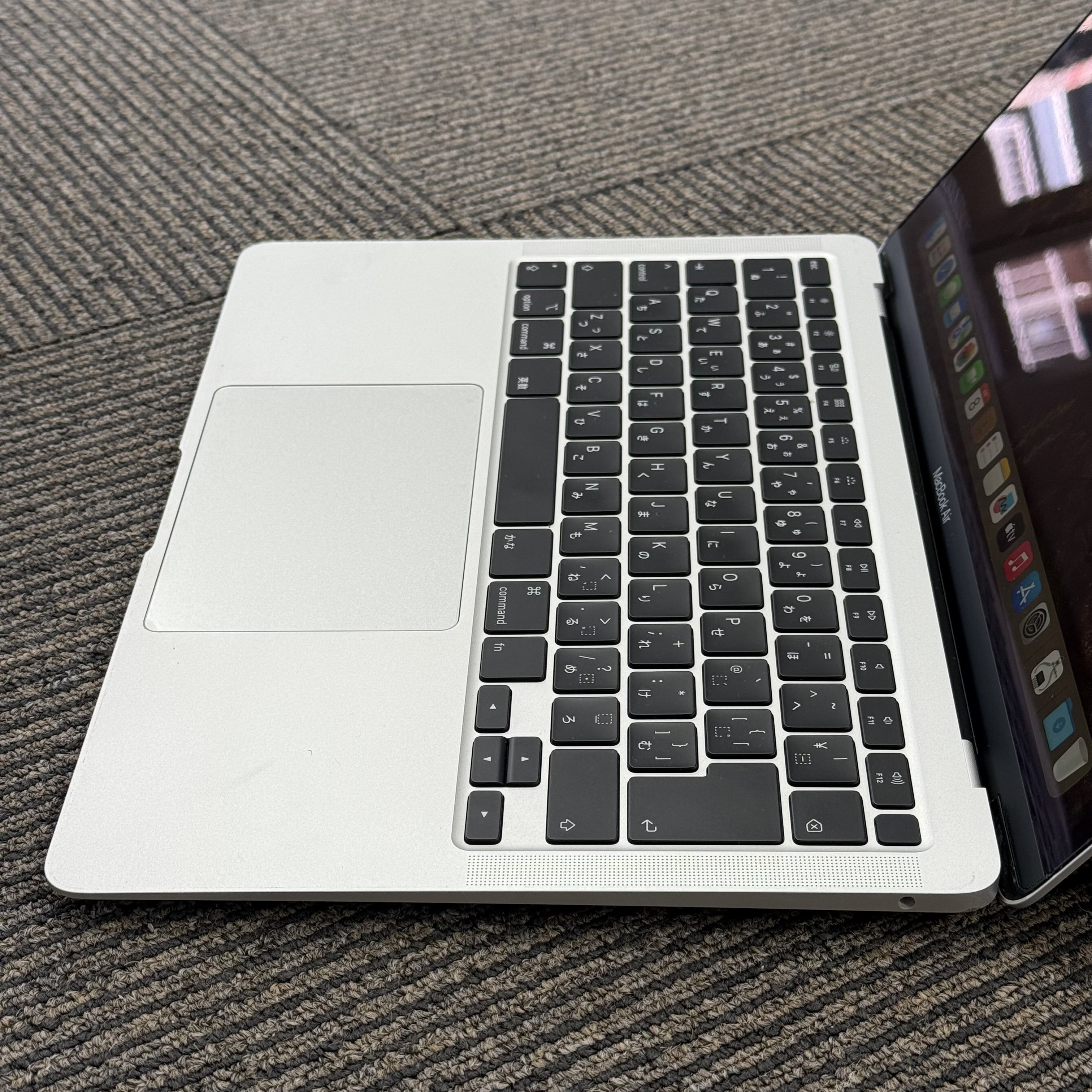 Macbook Air 13-inch Silver 2020 Core i3/RAM 8GB/SSD 256GB Macbook Air 13-inch Silver 2020 Core i3/RAM 8GB/SSD 256GB