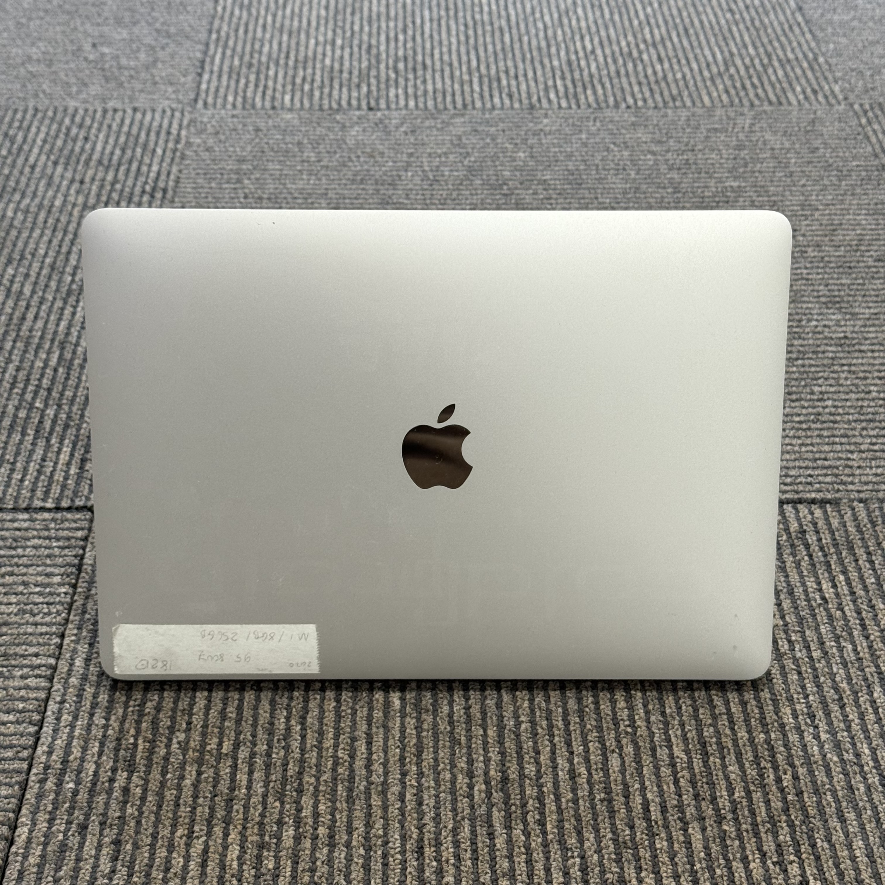 Macbook Pro 13-inch Silver 2020 Apple M1/RAM 8GB/SSD 256GB Macbook Pro 13-inch Silver 2020 Apple M1/RAM 8GB/SSD 256GB
