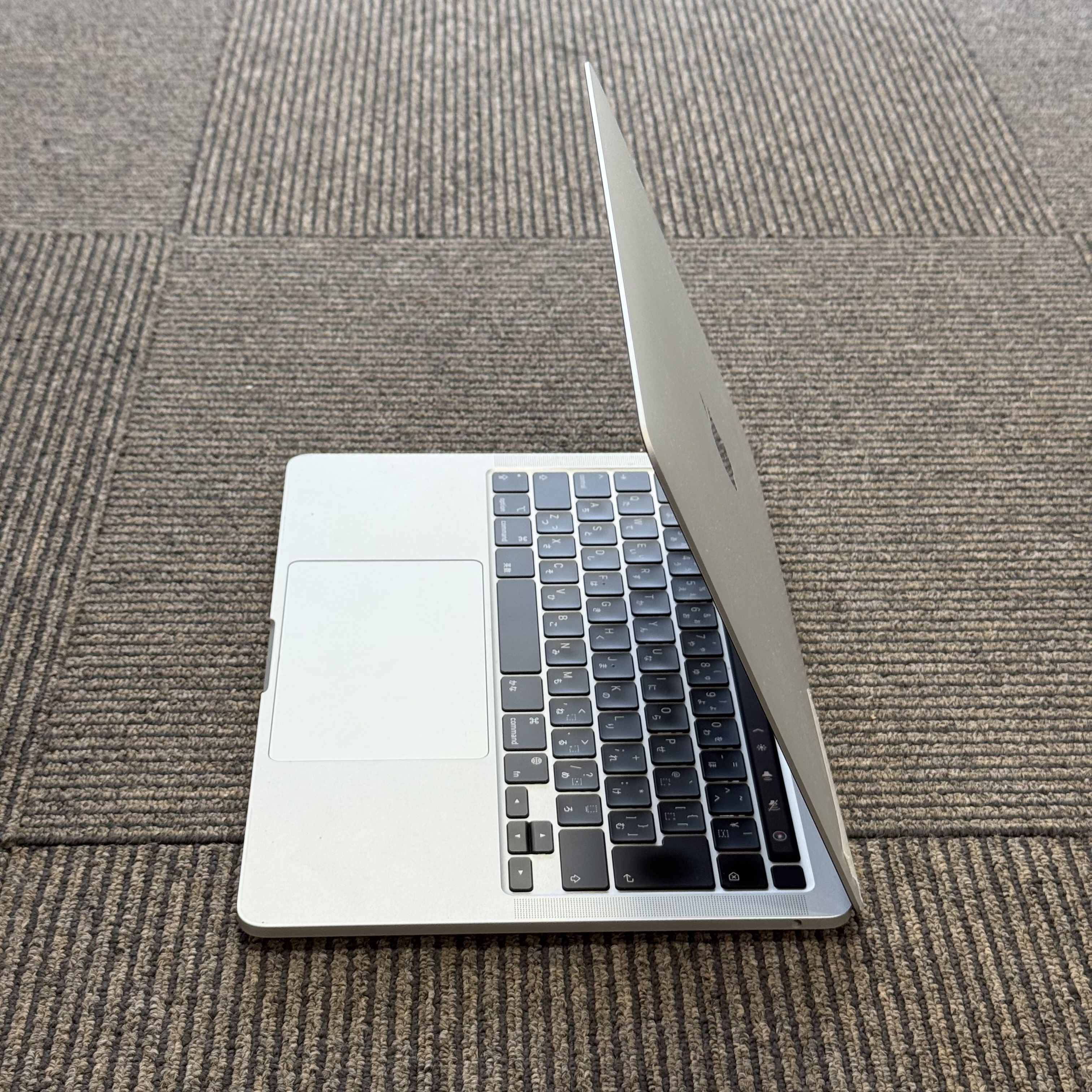 Macbook Pro 13-inch Silver 2020 Apple M1/RAM 8GB/SSD 256GB Macbook Pro 13-inch Silver 2020 Apple M1/RAM 8GB/SSD 256GB